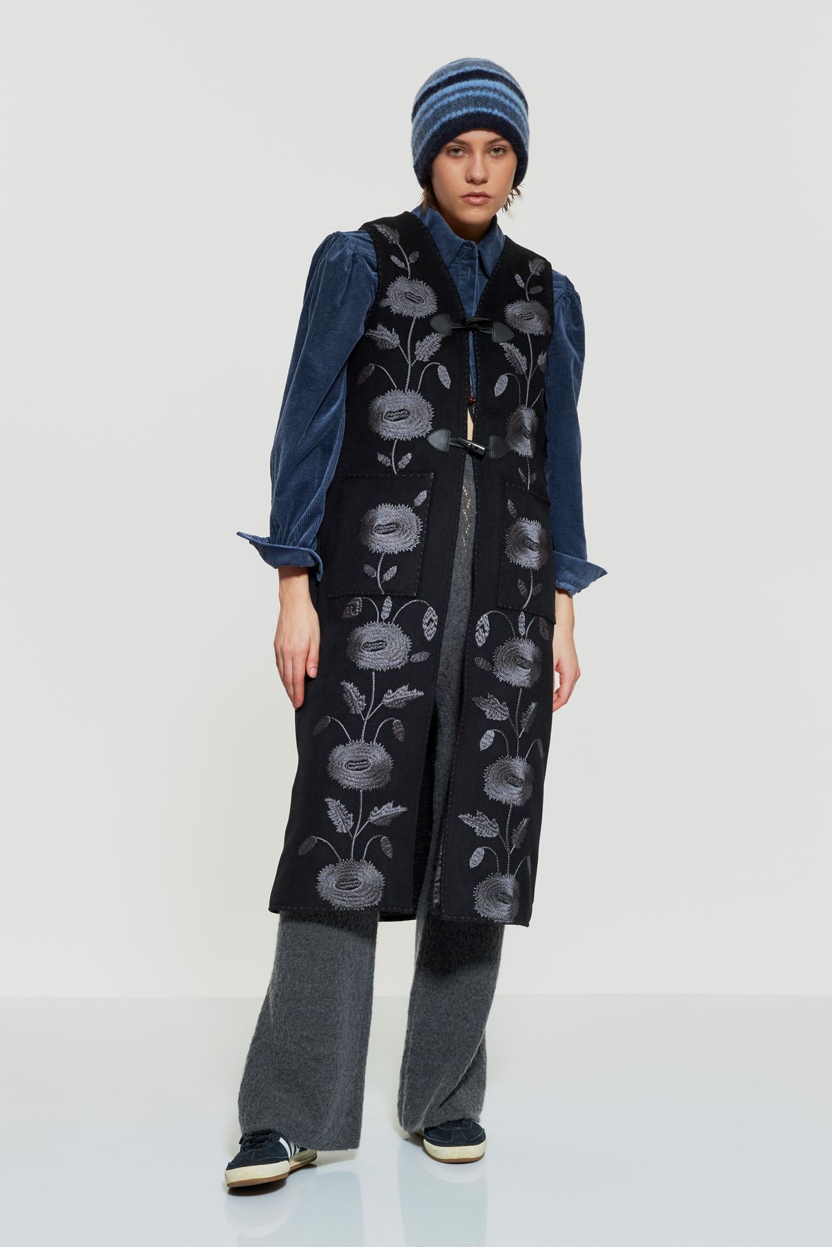 Gilet smanicato ricamato in lana nero Gilet lungo ricamato in lana ANTIK BATIK