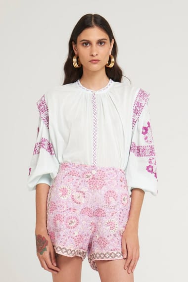 Camisa amplia y sale bordada