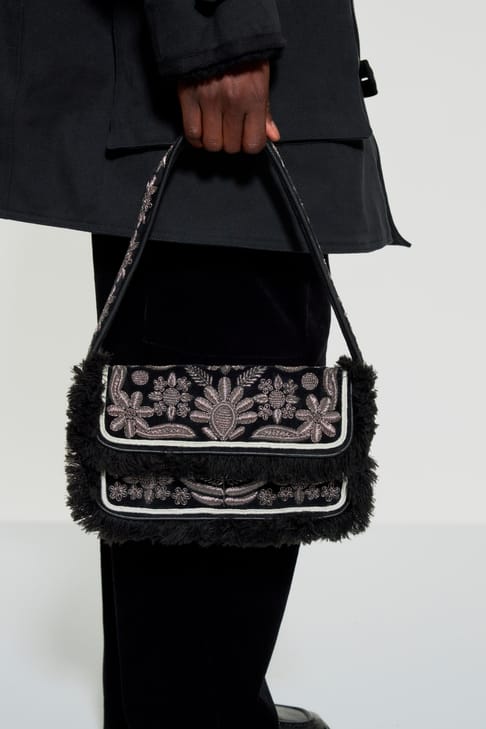 Antikbatik Bolso baguette de terciopelo bordado Zari