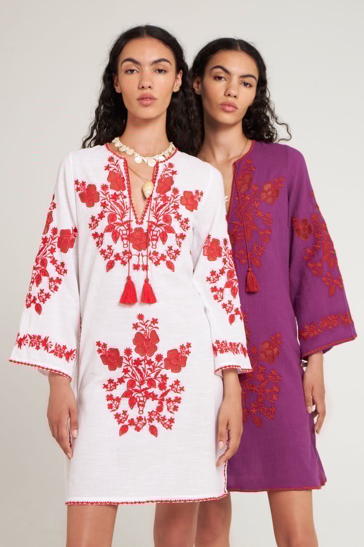 antik batik Robe courte blanche avec broderies florales bleues