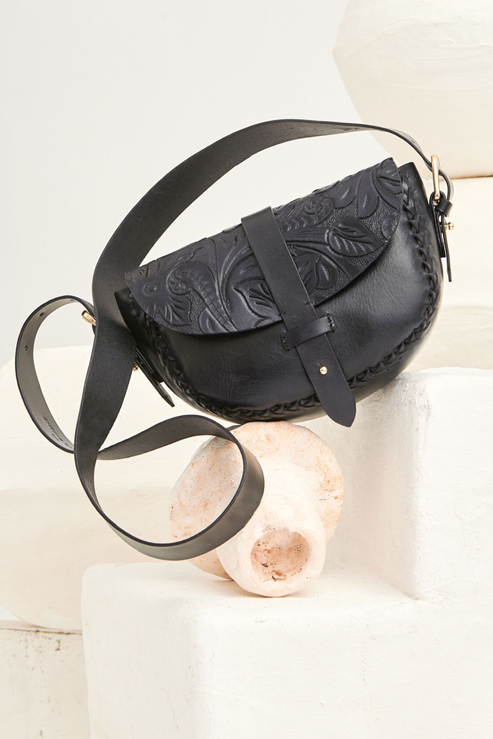 Sac bandoulière en cuir embossé Kailo - Noir - Antik Batik (photo) Sac bandoulière en cuir embossé Kailo - Noir - Antik Batik (photo)