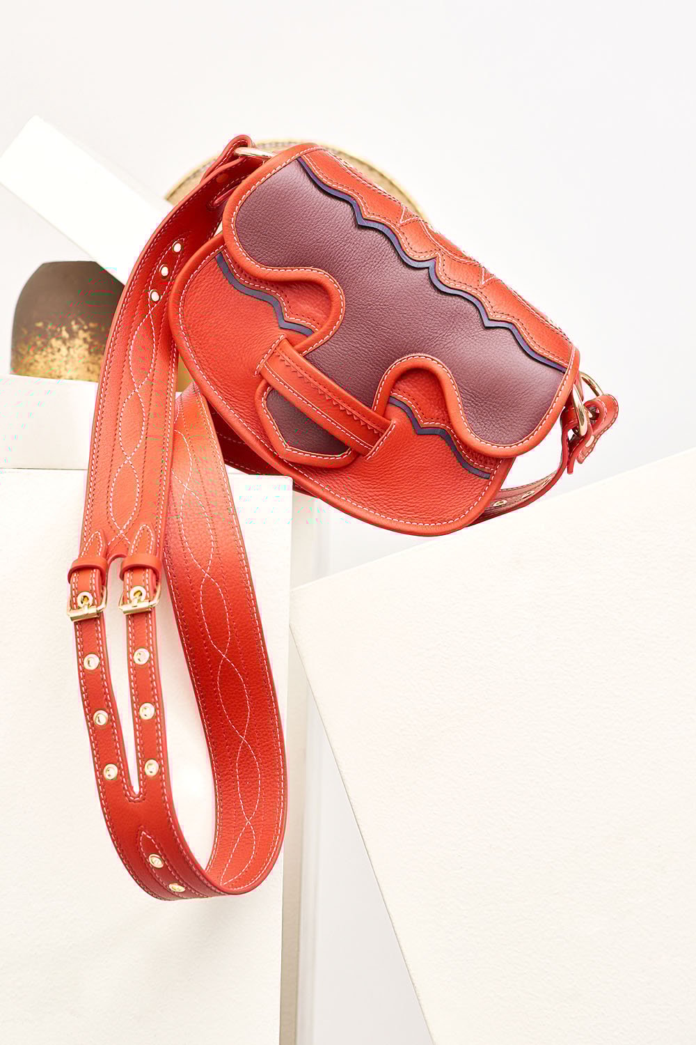 Sac bandoulière en cuir Tyria - Rouge - Antik Batik (photo) Sac bandoulière en cuir Tyria - Rouge - Antik Batik (photo)