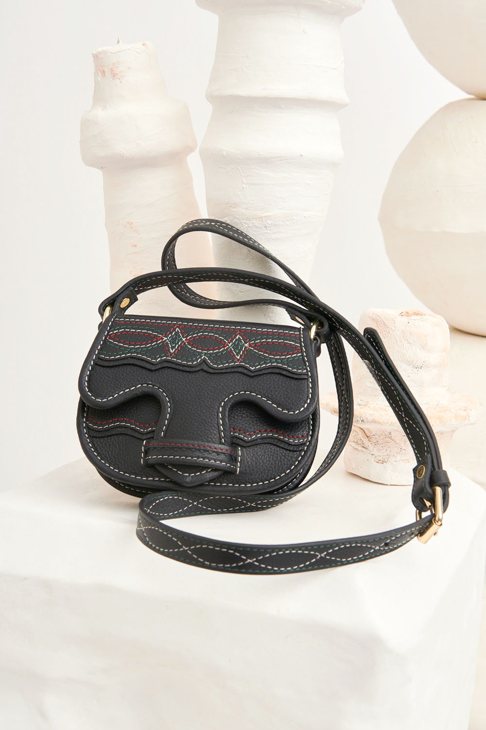 Mini-sac bandoulière en cuir Tyria - Noir - Antik Batik (photo) Mini-sac bandoulière en cuir Tyria - Noir - Antik Batik (photo)
