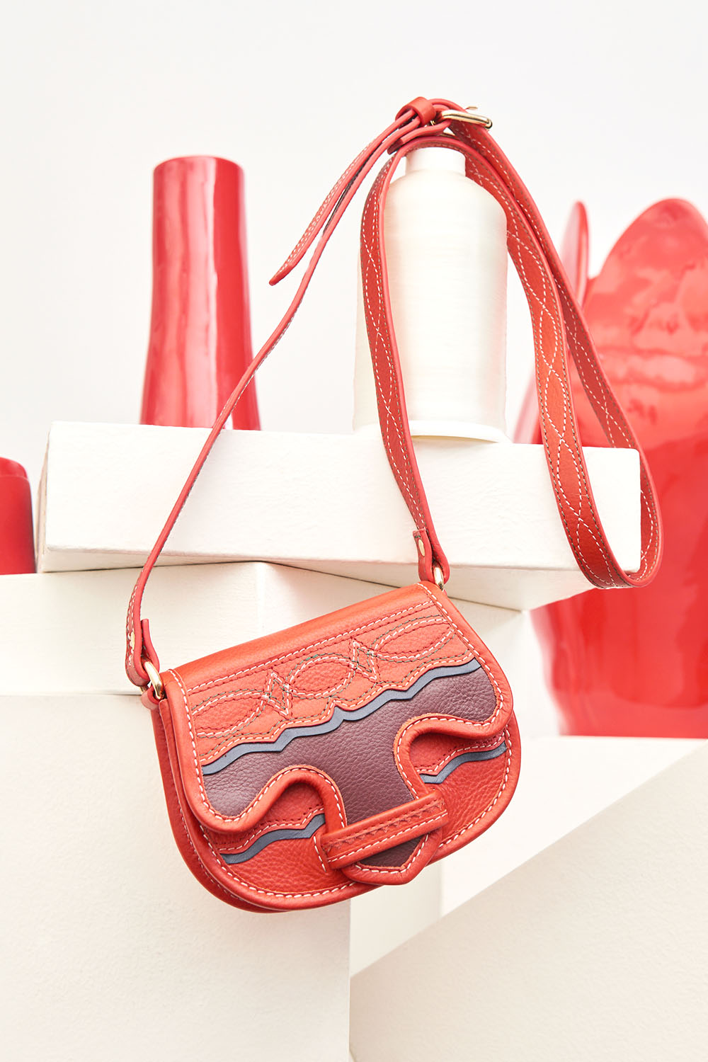 Mini-sac bandoulière en cuir Tyria - Rouge - Antik Batik (photo) Mini-sac bandoulière en cuir Tyria - Rouge - Antik Batik (photo)