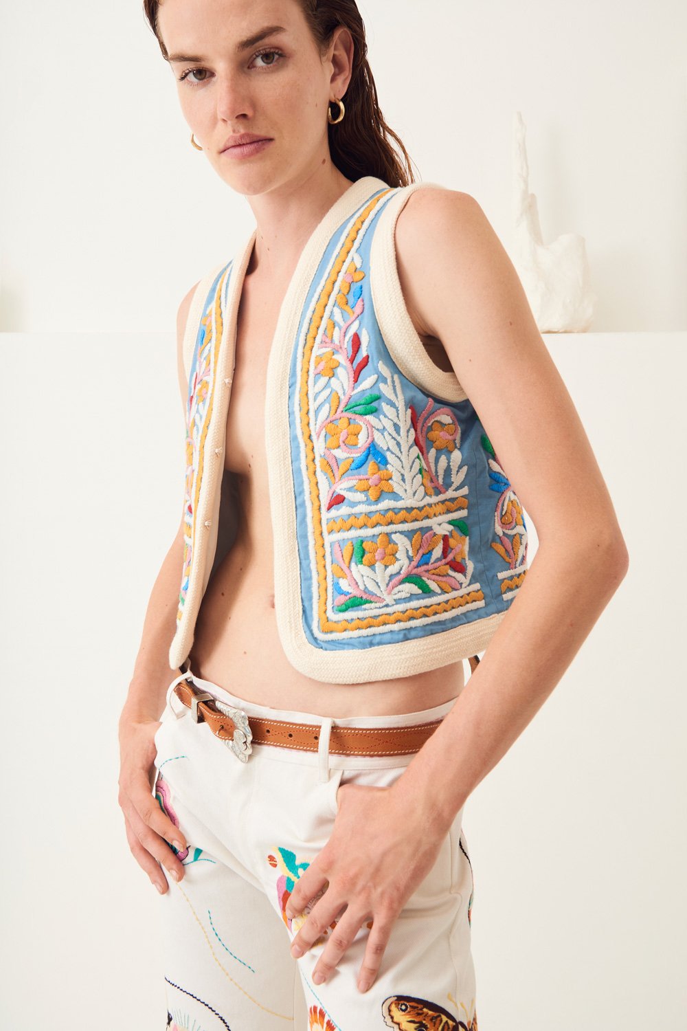 Chaleco con bordados, de Antik Batik (275 euros) | Foto: Antik Batik.