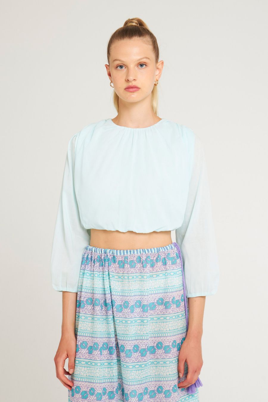 Antikbatik Hita crop top