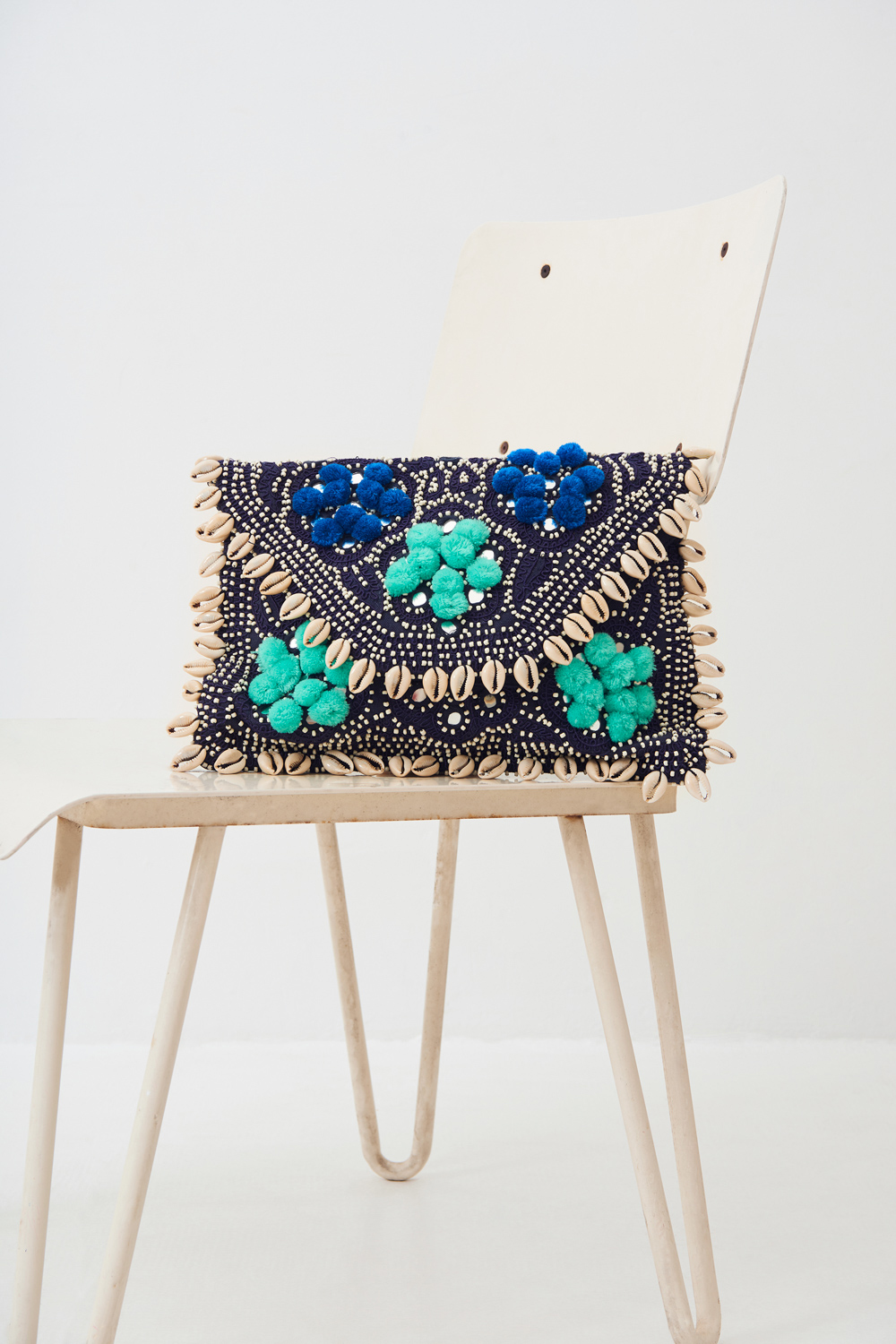 Pochette brodée coquillages Jolie - Bleu - Antik Batik (photo) Pochette brodée coquillages Jolie - Bleu - Antik Batik (photo)