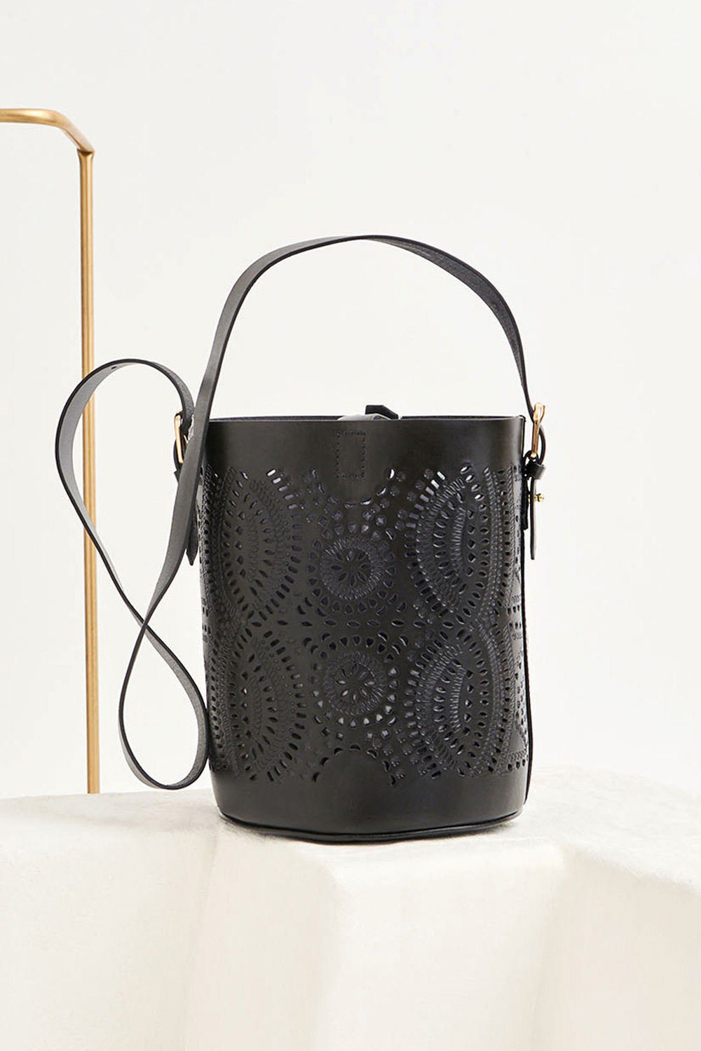 Sac seau en cuir ajouré Kailo - Noir - Antik Batik (photo) Sac seau en cuir ajouré Kailo - Noir - Antik Batik (photo)