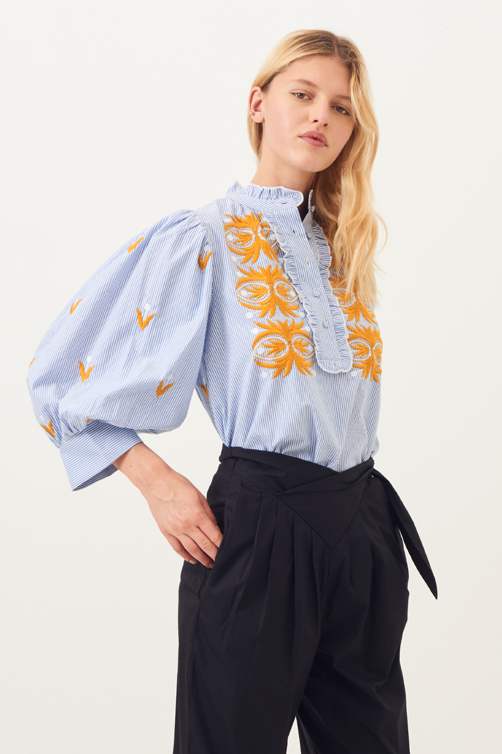 Blouse brodée manches bouffantes Mexica - Antik Batik (photo) Blouse brodée manches bouffantes Mexica - Antik Batik (photo)