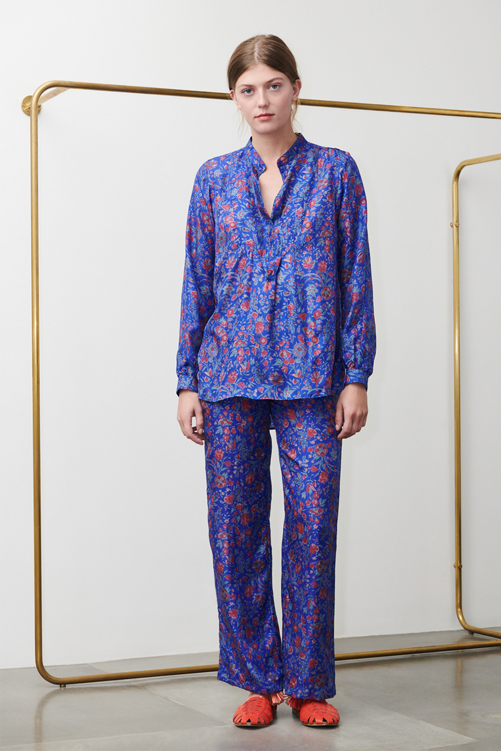 Pantalon imprimé Silky en soie bleu - Antik Batik (photo) Pantalon imprimé Silky en soie bleu - Antik Batik (photo)